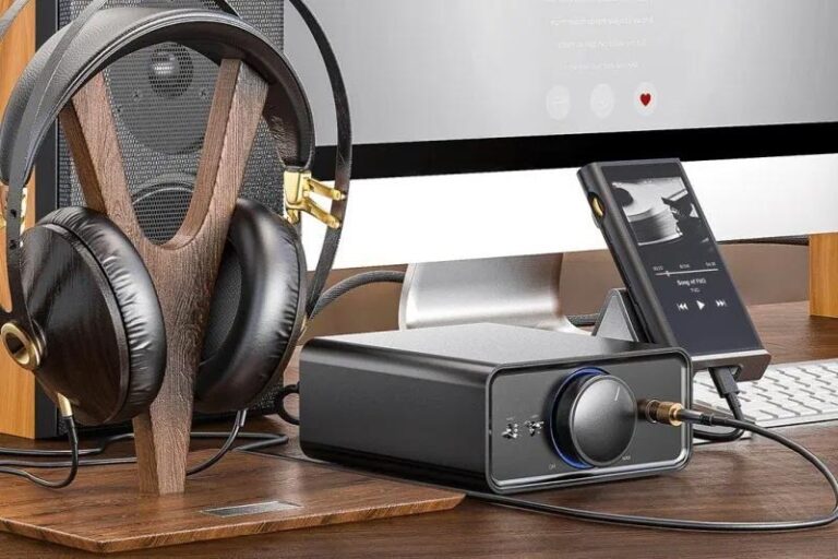 Difference Between Gaming Headset vs Headphones [GUIDE]